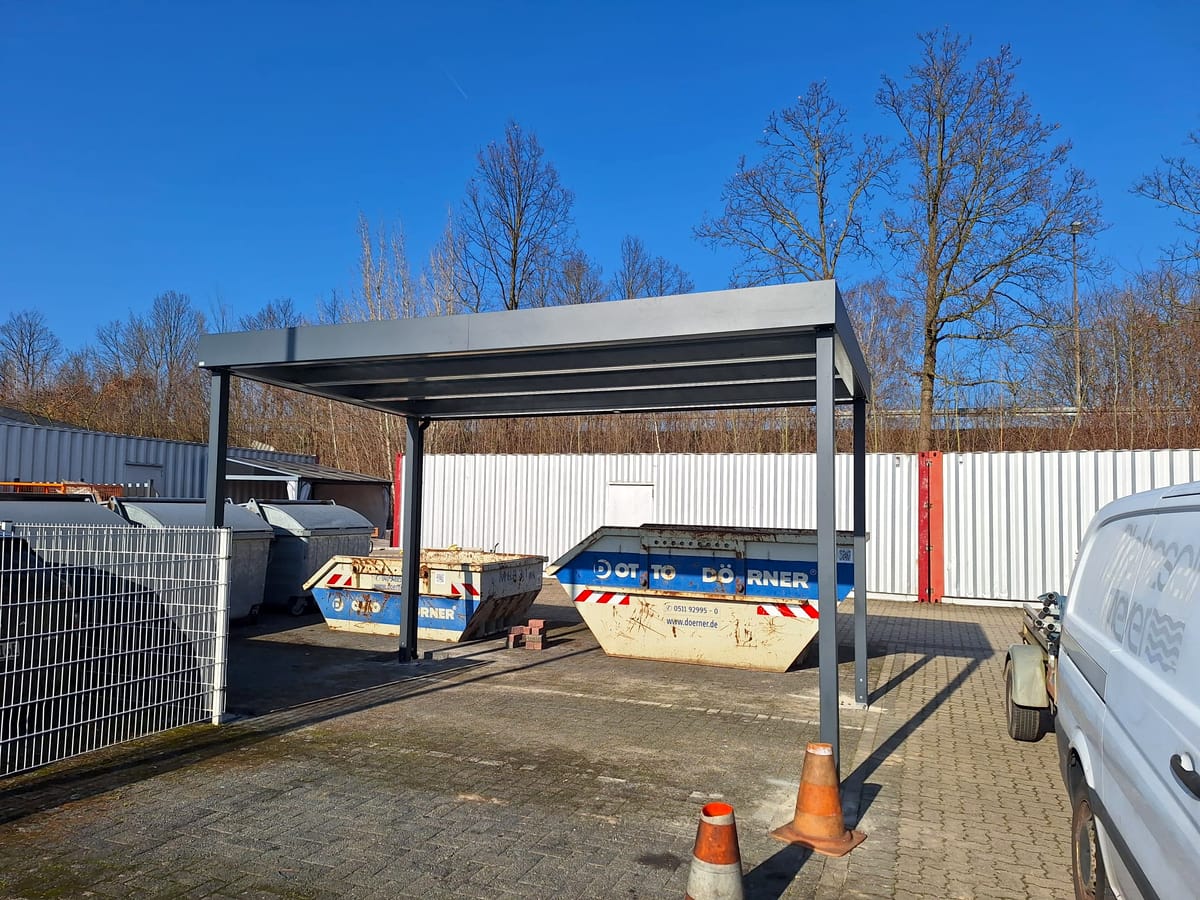 Stahlcarport mit Flachdach, frisch montiert