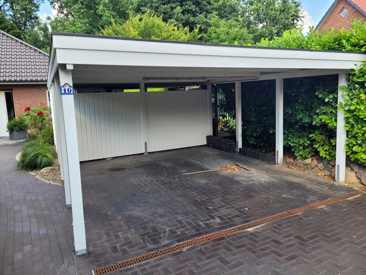 Weißer Doppelcarport mit Abstellraum, montiert von H&M Montageservice