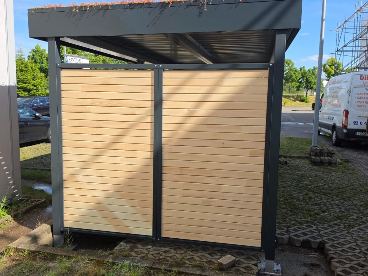 Überdachung mit Holzlamellenwand, Seitenansicht