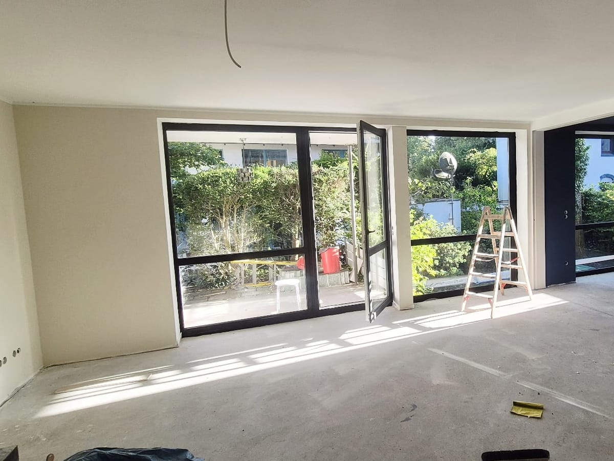 Neue bodentiefe Fenster und Terrassentür von innen