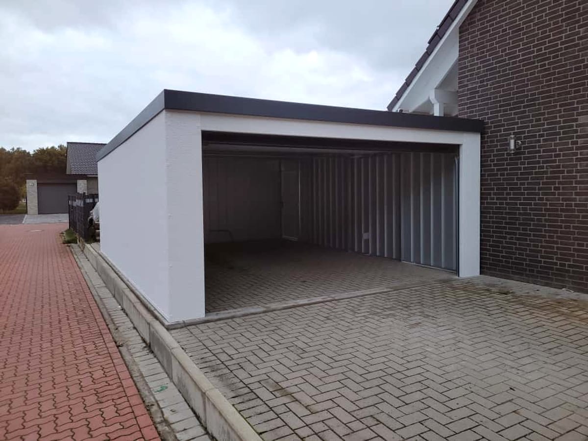Weiße Garage mit geöffnetem Tor