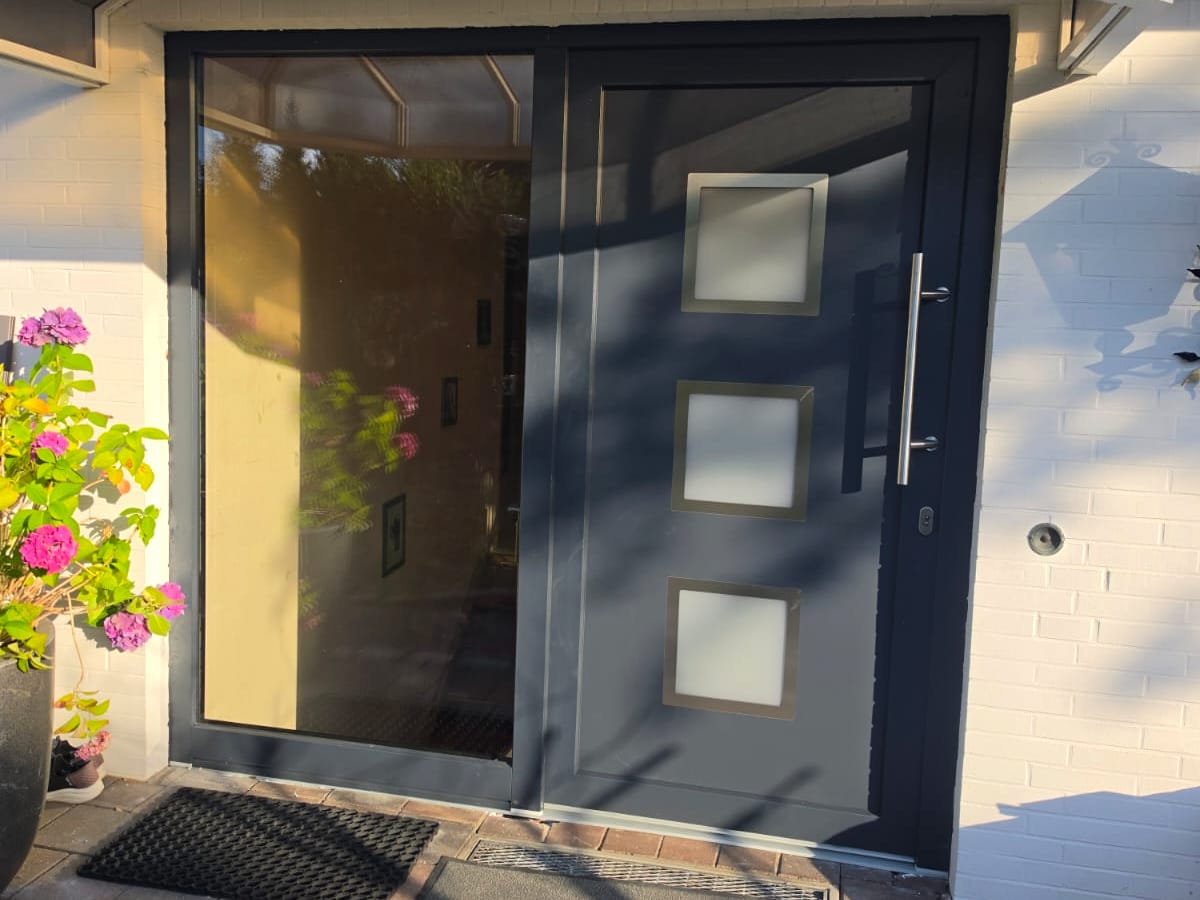 Neue Haustür mit Seitenteil, Nahaufnahme